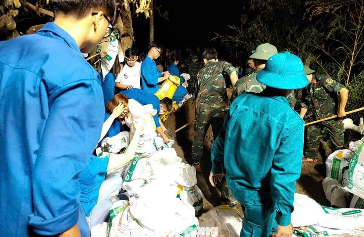 Đê bối bao bọc phía ngoài thấp hơn đê cấp quốc gia do đó, nước có thể tràn nhanh vào khu dân cư, lực lượng chức năng phải đắp 3 lớp bao cát cùng với gia cố cọc tre chắc chắn ngăn, hạn chế nước tràn.