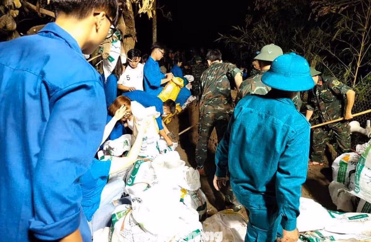 Đê bối bao bọc phía ngoài thấp hơn đê cấp quốc gia do đó, nước có thể tràn nhanh vào khu dân cư, lực lượng chức năng phải đắp 3 lớp bao cát cùng với gia cố cọc tre chắc chắn ngăn, hạn chế nước tràn.