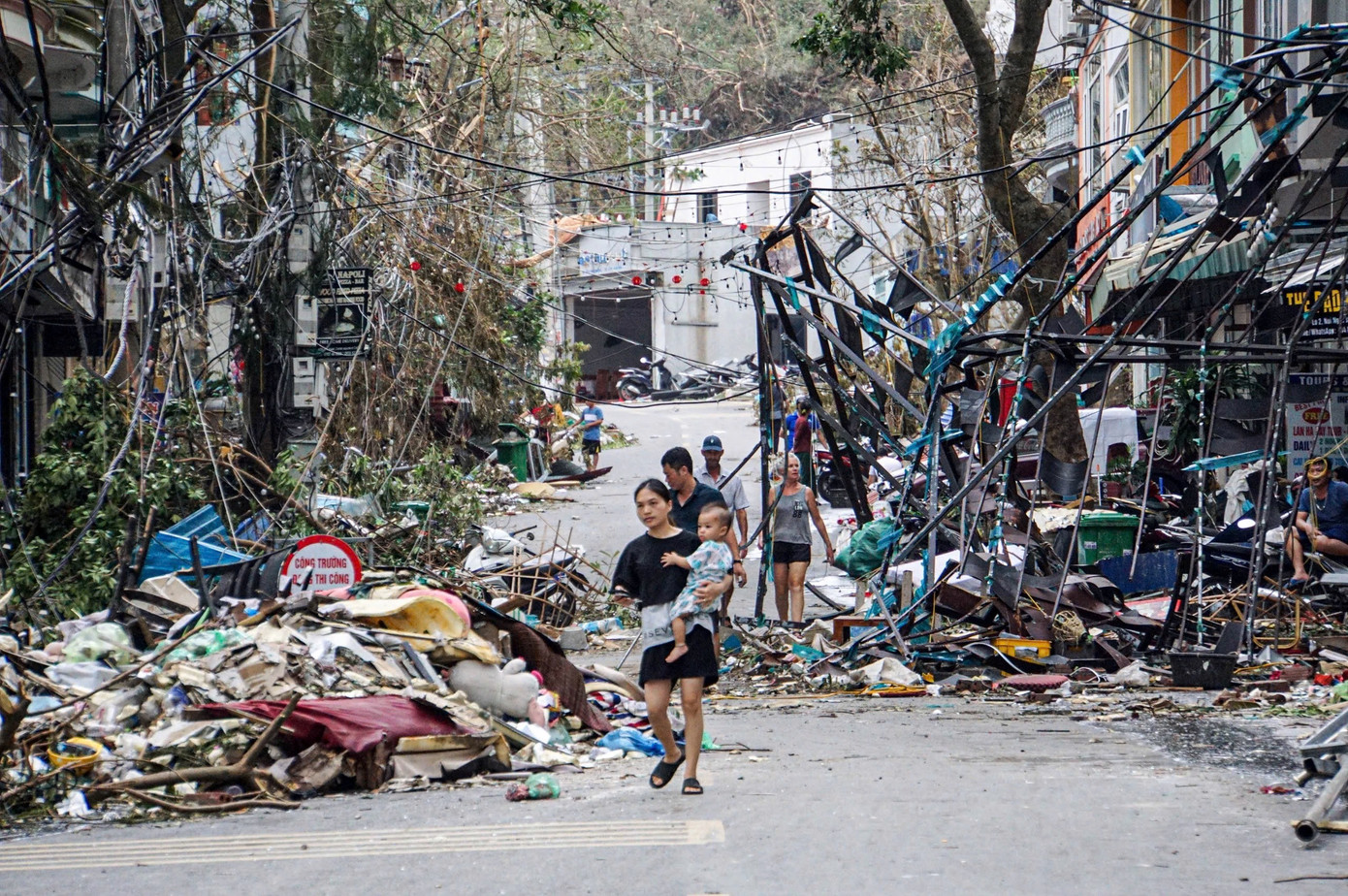 Trung tâm thị trấn Cát Bà tan hoang sau bão số 3.
