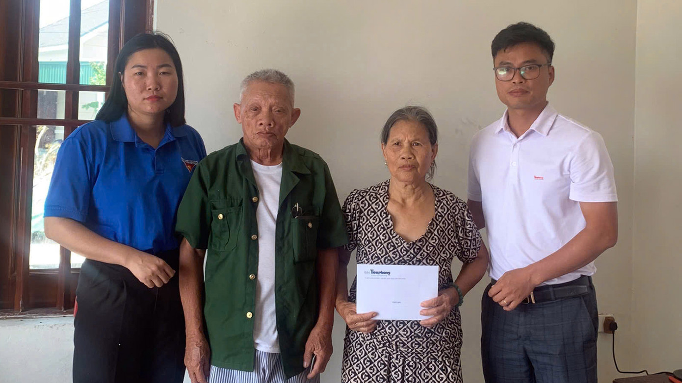 Đại diện Báo Tiền Phong và Huyện Đoàn Tiên Lãng thăm hỏi, chia sẻ với ông Nguyễn Công Xoang và bà Nguyễn Thị Len ở xã Quyết Tiến (Tiên Lãng, Hải Phòng). Đại diện Báo Tiền Phong và Huyện Đoàn Tiên Lãng thăm hỏi, chia sẻ với ông Nguyễn Công Xoang và bà Nguyễn Thị Len ở xã Quyết Tiến (Tiên Lãng, Hải Phòng).