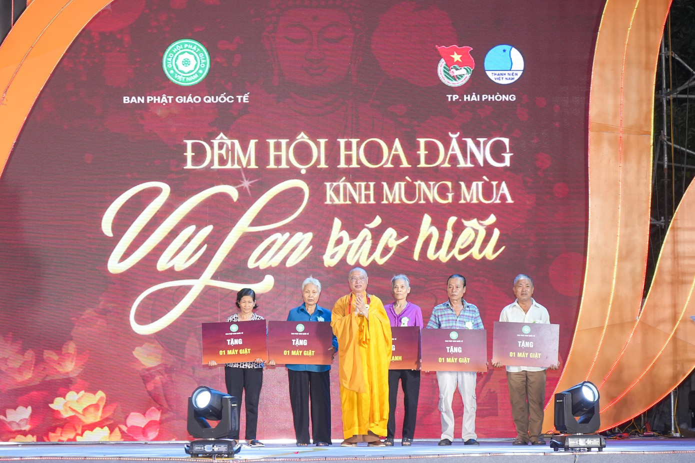 Ban tổ chức tặng quà cho các hộ gia đình chính sách, nạn nhân chất độc da cam và người có hoàn cảnh khó khăn.