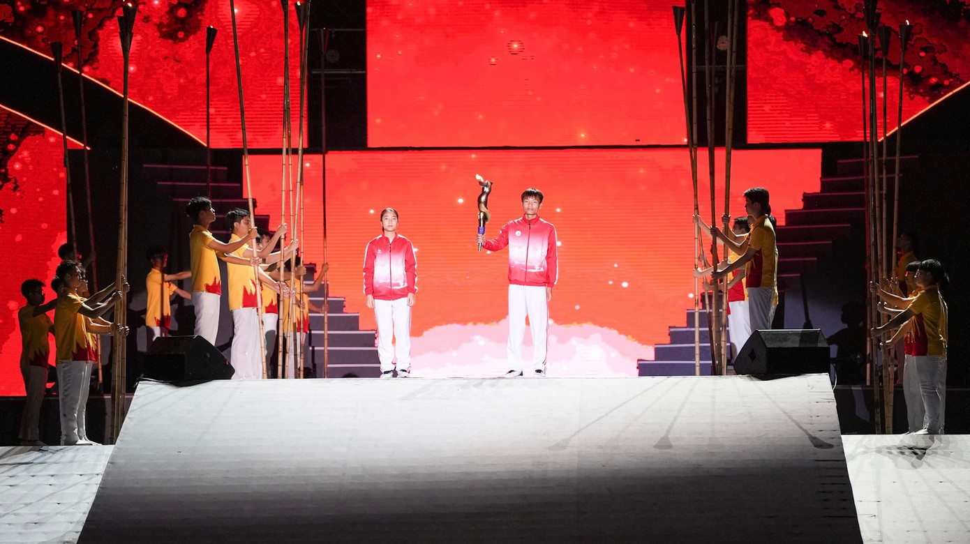 Đại diện các vận động viên thực hiện nghi lễ rước lửa, châm đuốc trong lễ khai mạc. Đại diện các vận động viên thực hiện nghi lễ rước lửa, châm đuốc trong lễ khai mạc.