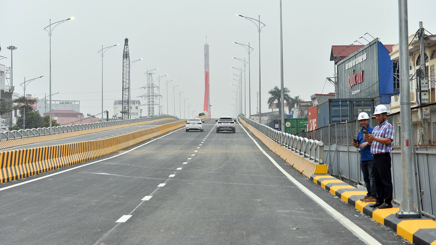 Anh Huy (người địa phương) cho biết, suốt nhiều năm qua, lượng lớn phương tiện vận tải di chuyển qua tuyến Quốc lộ 5 - Nguyễn Văn Linh xuống cảng và ngược lại khiến tuyến đường này luôn trong tình trạng quá tải giờ cao điểm. Khi dự án đang thi công, tuyến đường ùn tắc cả ngày lẫn đêm, ảnh hưởng trực tiếp tới cuộc sống và việc đi lại của người dân huyện An Dương và quận Hồng Bàng. Anh Huy (người địa phương) cho biết, suốt nhiều năm qua, lượng lớn phương tiện vận tải di chuyển qua tuyến Quốc lộ 5 - Nguyễn Văn Linh xuống cảng và ngược lại khiến tuyến đường này luôn trong tình trạng quá tải giờ cao điểm. Khi dự án đang thi công, tuyến đường ùn tắc cả ngày lẫn đêm, ảnh hưởng trực tiếp tới cuộc sống và việc đi lại của người dân huyện An Dương và quận Hồng Bàng.