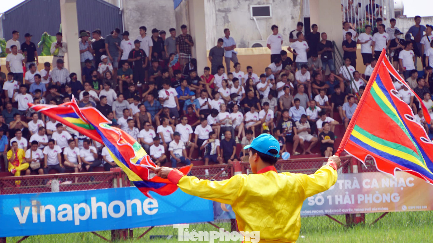 Từ sáng sớm, hàng vạn khán giả tới sân vận động Đồ Sơn ổn định vị trí ở các khán đài để chờ xem các trận đấu giữa các ông trâu.