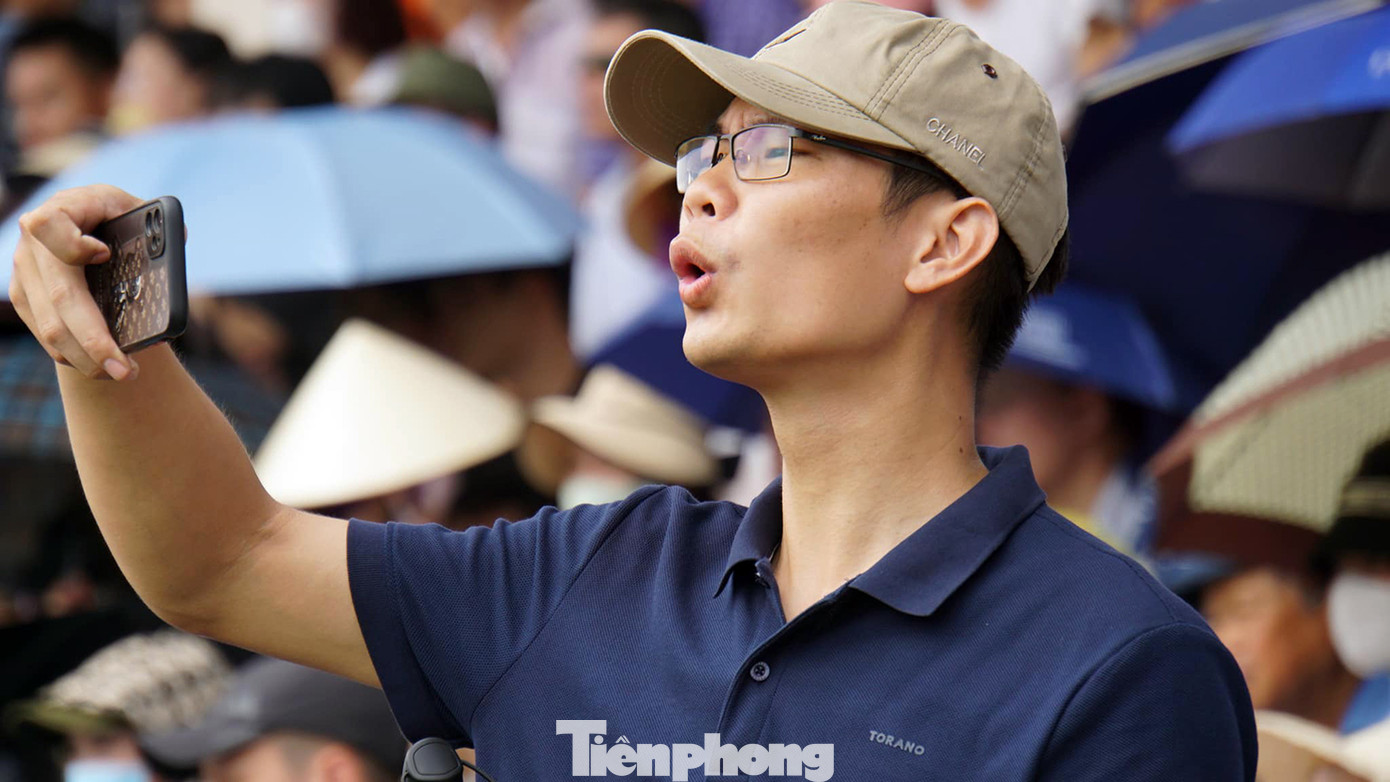 Nhiều người quay video, chụp ảnh khi chứng kiến những màn đấu trâu gay cấn, kịch tính.