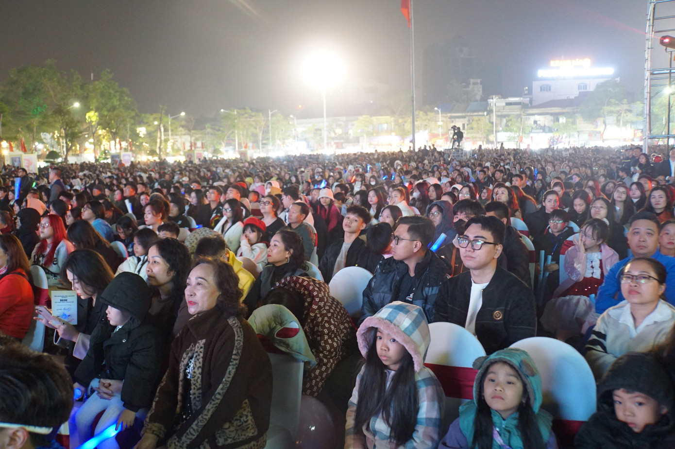 Biển người xem đêm nhạc hội chào năm mới tại Hải Phòng. Tin, ảnh: Nguyễn Hoàn Biển người xem đêm nhạc hội chào năm mới tại Hải Phòng. Tin, ảnh: Nguyễn Hoàn