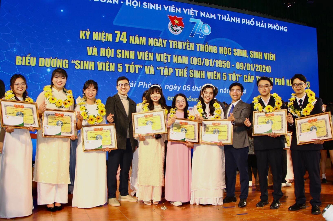 Đào Quốc Huy (ngoài cùng bên phải) đạt danh hiệu "Sinh viên 5 tốt" cấp thành phố Hải Phòng năm 2023.