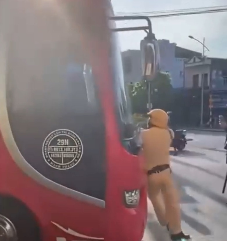 Nam CSGT Hải Dương phải đi giật lùi vì tài xế ô tô khách bất tuân hiệu lệnh, vẫn lái xe đi thẳng khi bị yêu cầu dừng. Nam CSGT Hải Dương phải đi giật lùi vì tài xế ô tô khách bất tuân hiệu lệnh, vẫn lái xe đi thẳng khi bị yêu cầu dừng.