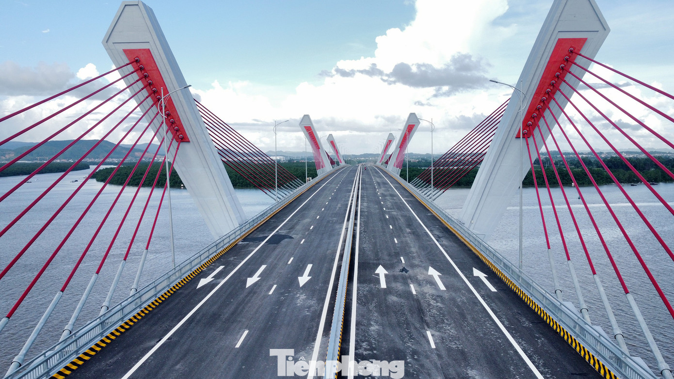 Điểm nhấn thiết kế với 3 trụ chính hình chữ V, biểu tượng 3 lần chiến thắng giặc ngoại xâm trên sông Bạch Đằng. Điểm nhấn thiết kế với 3 trụ chính hình chữ V, biểu tượng 3 lần chiến thắng giặc ngoại xâm trên sông Bạch Đằng.