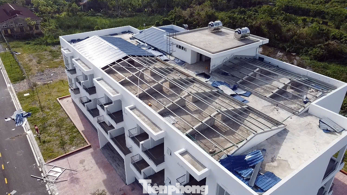 Đại diện Ban Quản lý dự án đầu tư xây dựng Khu kinh tế, Khu công nghiệp Hải Phòng cho biết, Liên danh nhà thầu hoàn tất thi công giữa năm 2024, sau đó dự án được nghiệm thu PCCC. Khi đang trong thời gian trình Sở Xây dựng kiểm tra, nghiệm thu các hạng mục thì bão số 3 đổ bộ, làm ảnh hưởng tới công trình. Ban Quản lý dự án cho rằng, nhà thầu thi công theo thiết kế chỉ có thể chống chịu bão cấp 12, do đó khi bão số 3 mạnh hơn dẫn tới hư hỏng, ước tính thiệt hại hơn 3,1 tỷ đồng. Liên danh nhà thầu đang tổ chức công nhân sửa chữa, khắc phục.