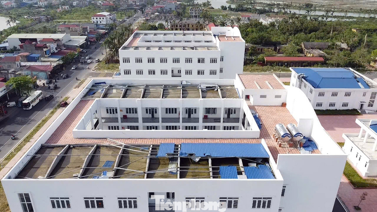 Hai tòa nhà giảng đường Trường Cao đẳng Công nghiệp Hải Phòng bị lột sạch mái tôn tầng thượng, nhiều cửa kính hư hỏng, thiệt hại.