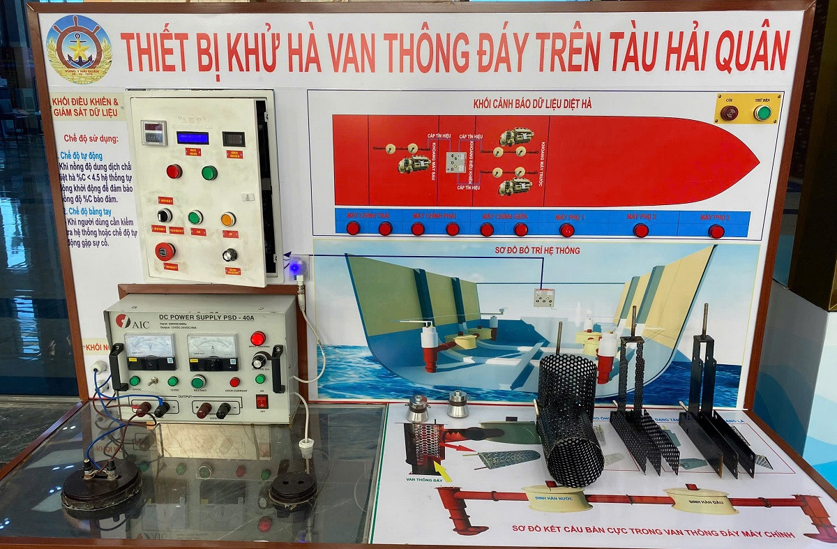 Mô hình thiết bị khử hà van thông đáy trên tàu hải quân. Mô hình thiết bị khử hà van thông đáy trên tàu hải quân.