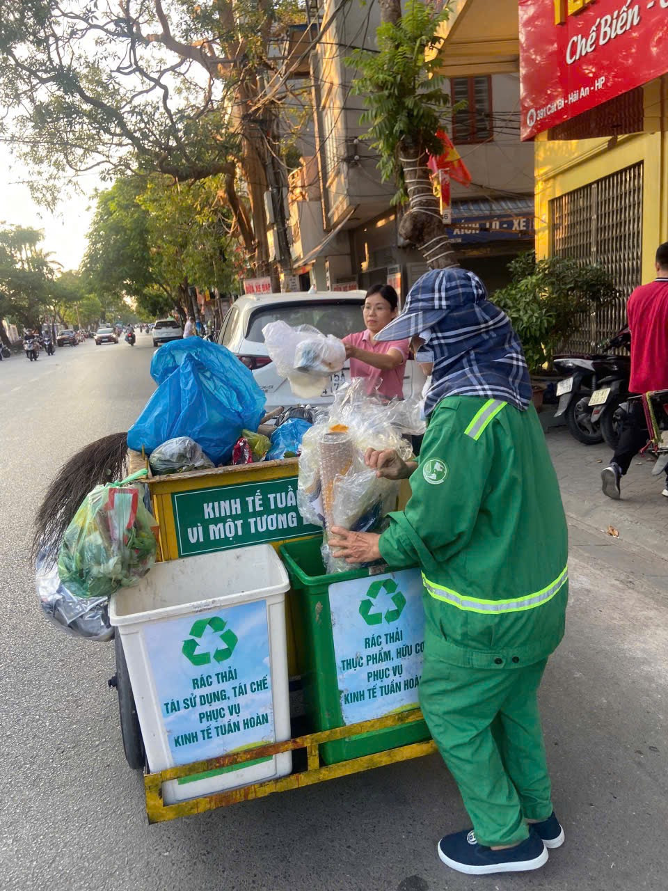 Đơn vị tổ chức thu gom tại Hải Phòng sử dụng xe có 3 ngăn tiếp nhận rác đã được người dân phân loại tại nhà.