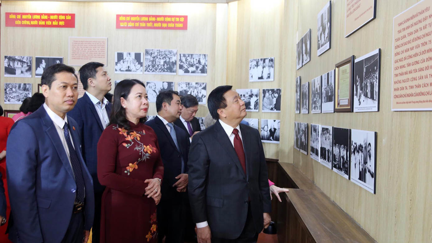 Các đại biểu thăm khu trưng bày tư liệu lịch sử về đồng chí Nguyễn Lương Bằng. Các đại biểu thăm khu trưng bày tư liệu lịch sử về đồng chí Nguyễn Lương Bằng.