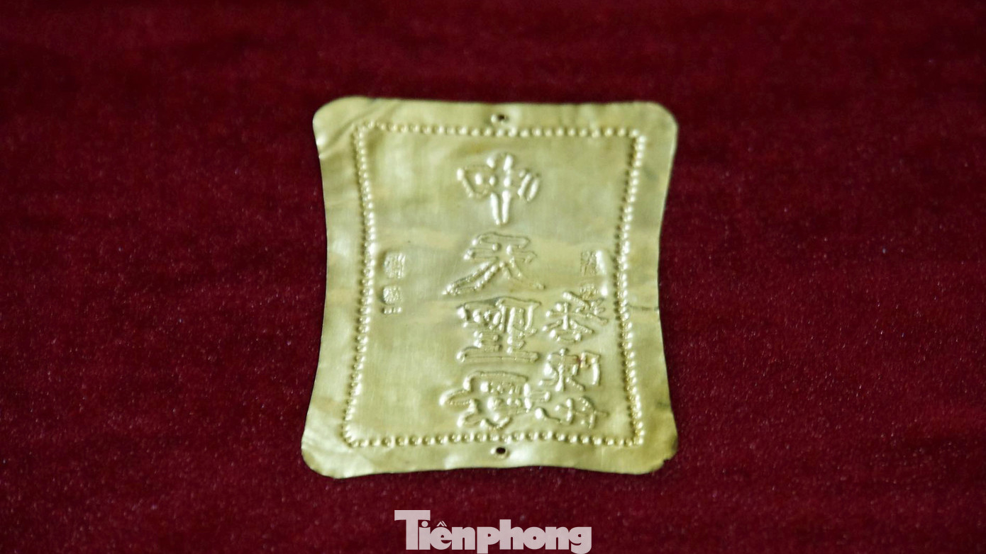 Trên các thẻ bài có khắc các chữ "Trung Thiên Thánh Mẫu", "Trang Uy Thượng Đẳng Thần", "Dực Bảo Trung Hưng". Trên các thẻ bài có khắc các chữ "Trung Thiên Thánh Mẫu", "Trang Uy Thượng Đẳng Thần", "Dực Bảo Trung Hưng".