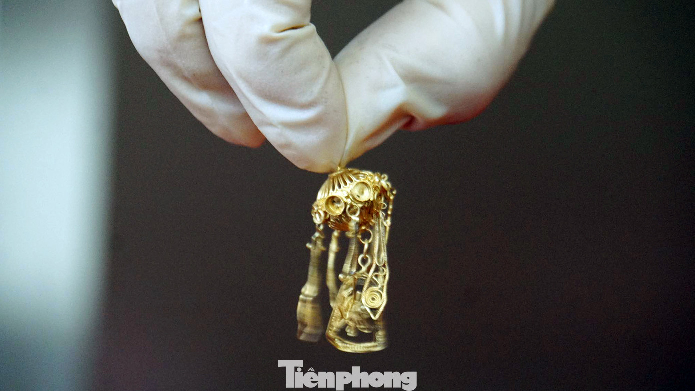 Ba đôi hoa tai bằng vàng được chế tác khác nhau, đều tinh xảo với nhiều hoa văn, chi tiết phức tạp. Ba đôi hoa tai bằng vàng được chế tác khác nhau, đều tinh xảo với nhiều hoa văn, chi tiết phức tạp.