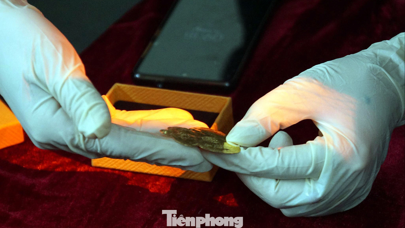 Khoảng 20 hiện vật đều được chế tác tinh xảo bằng vàng, mang đậm dấu ấn tín ngưỡng thờ Mẫu của người Việt. Khoảng 20 hiện vật đều được chế tác tinh xảo bằng vàng, mang đậm dấu ấn tín ngưỡng thờ Mẫu của người Việt.