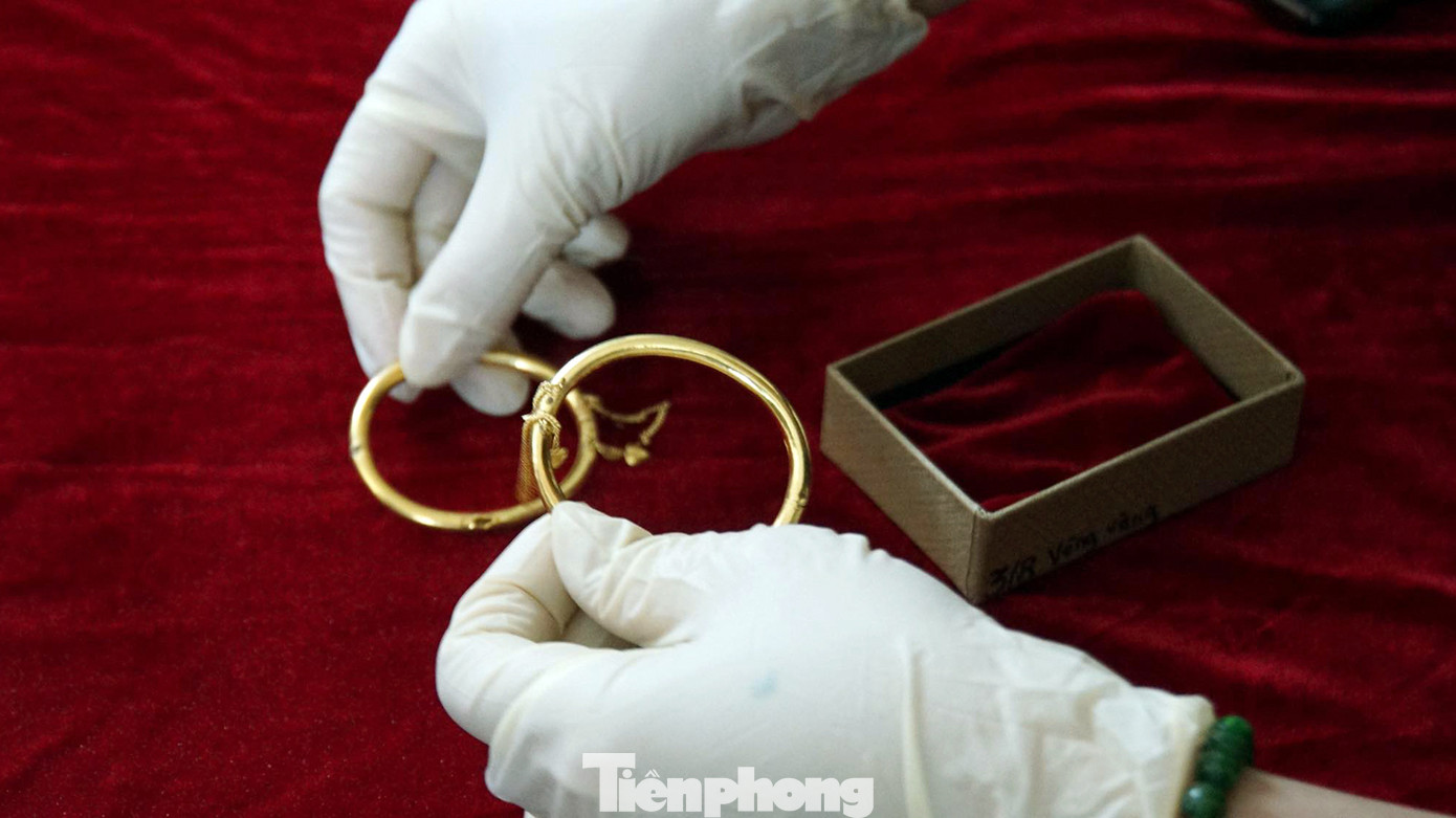 Bộ hiện vật gồm đôi vòng tay, một thẻ, một lá, chuỗi vòng 999 hạt, quạt, thẻ kim khánh, hai thẻ kim bài, hộp đựng sáp môi, ba đôi hoa tai, lá trầu quả cau... Bộ hiện vật gồm đôi vòng tay, một thẻ, một lá, chuỗi vòng 999 hạt, quạt, thẻ kim khánh, hai thẻ kim bài, hộp đựng sáp môi, ba đôi hoa tai, lá trầu quả cau...