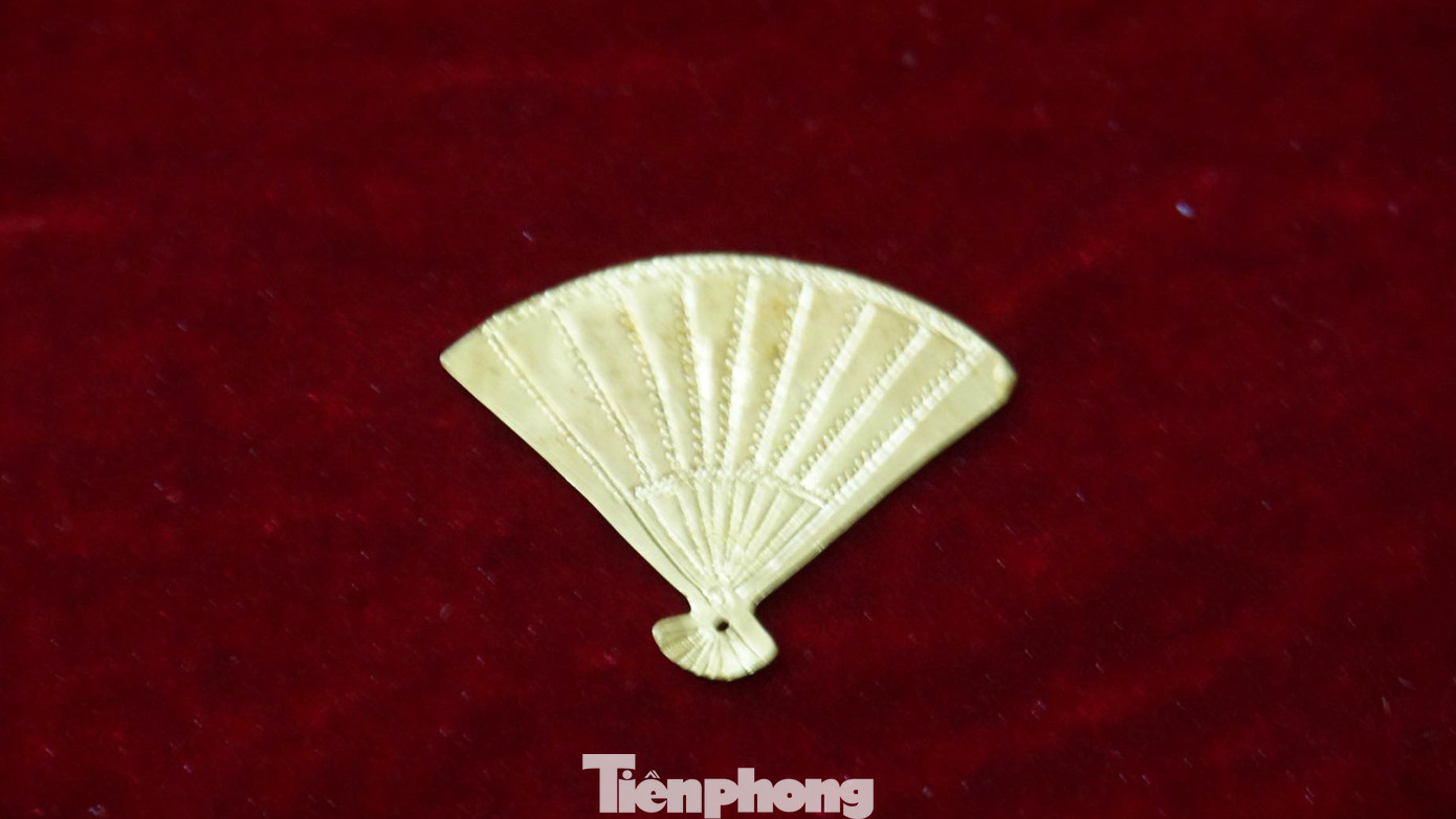 Căn cứ các ký tự trên hiện vật, các nhà nghiên cứu bước đầu nhận định nhóm cổ vật này có từ thời nhà Nguyễn, được một người tên Phan Trần Trúc cung tiến đền Nghè, nơi thờ tự Nữ tướng Lê Chân. Căn cứ các ký tự trên hiện vật, các nhà nghiên cứu bước đầu nhận định nhóm cổ vật này có từ thời nhà Nguyễn, được một người tên Phan Trần Trúc cung tiến đền Nghè, nơi thờ tự Nữ tướng Lê Chân.