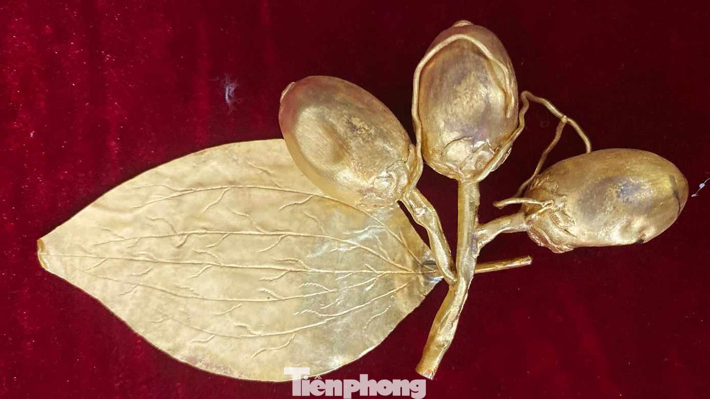 Bảo tàng Hải Phòng dự kiến tổ chức gian trưng bày bộ hiện vật này cho người dân, du khách tham quan, chiêm bái nhân dịp Lễ hội Hoa phượng đỏ 2024. Trong ảnh là quả cau, lá trầu được chế tác tinh xảo bằng vàng. Bảo tàng Hải Phòng dự kiến tổ chức gian trưng bày bộ hiện vật này cho người dân, du khách tham quan, chiêm bái nhân dịp Lễ hội Hoa phượng đỏ 2024. Trong ảnh là quả cau, lá trầu được chế tác tinh xảo bằng vàng.