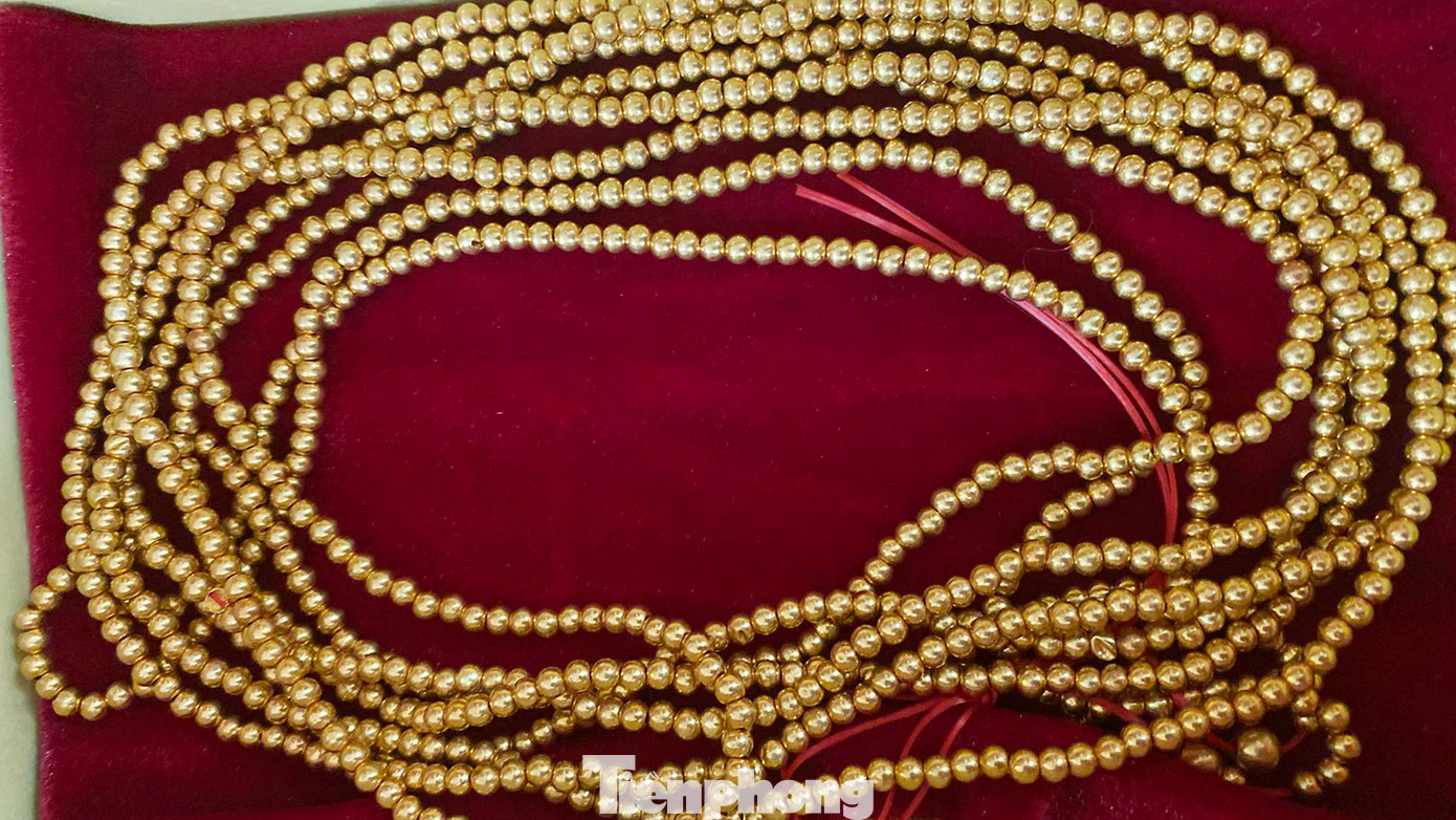 Nhận thấy số cổ vật để quá lâu trong ngân hàng mà không phát huy được giá trị văn hóa, lịch sử, mới đây Sở Văn hóa và Thể thao thành phố có văn bản đề nghị ngân hàng bàn giao cho bảo tàng quản lý. Trong ảnh là chuỗi vòng gồm 999 hạt vàng. Nhận thấy số cổ vật để quá lâu trong ngân hàng mà không phát huy được giá trị văn hóa, lịch sử, mới đây Sở Văn hóa và Thể thao thành phố có văn bản đề nghị ngân hàng bàn giao cho bảo tàng quản lý. Trong ảnh là chuỗi vòng gồm 999 hạt vàng.