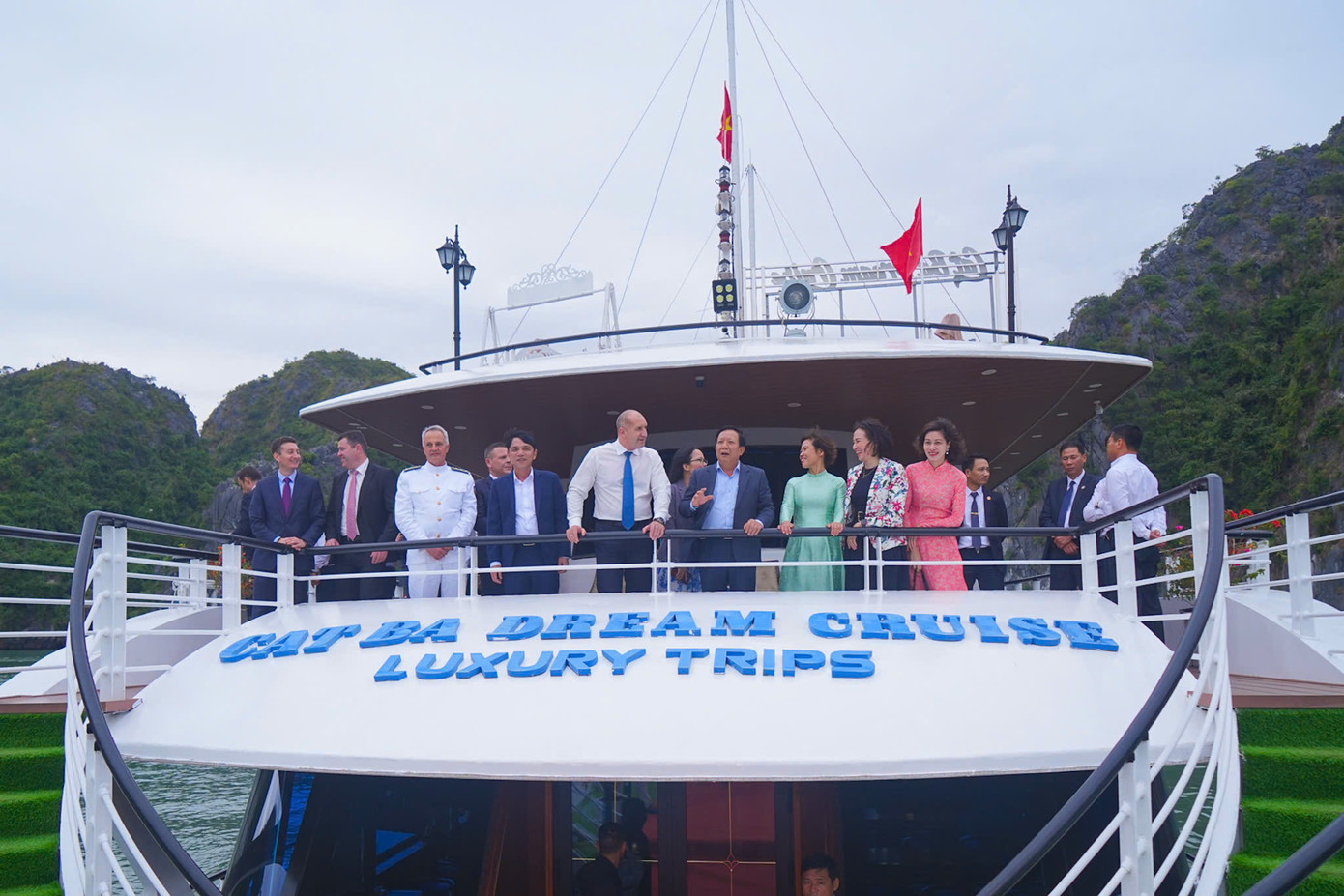 Tổng thống Cộng hòa Bulgaria Rumen Radev cùng đoàn công tác tham quan Vịnh Lan Hạ, thuộc Di sản thiên nhiên thế giới Vịnh Hạ Long - Quần đảo Cát Bà. Tổng thống Cộng hòa Bulgaria Rumen Radev cùng đoàn công tác tham quan Vịnh Lan Hạ, thuộc Di sản thiên nhiên thế giới Vịnh Hạ Long - Quần đảo Cát Bà.
