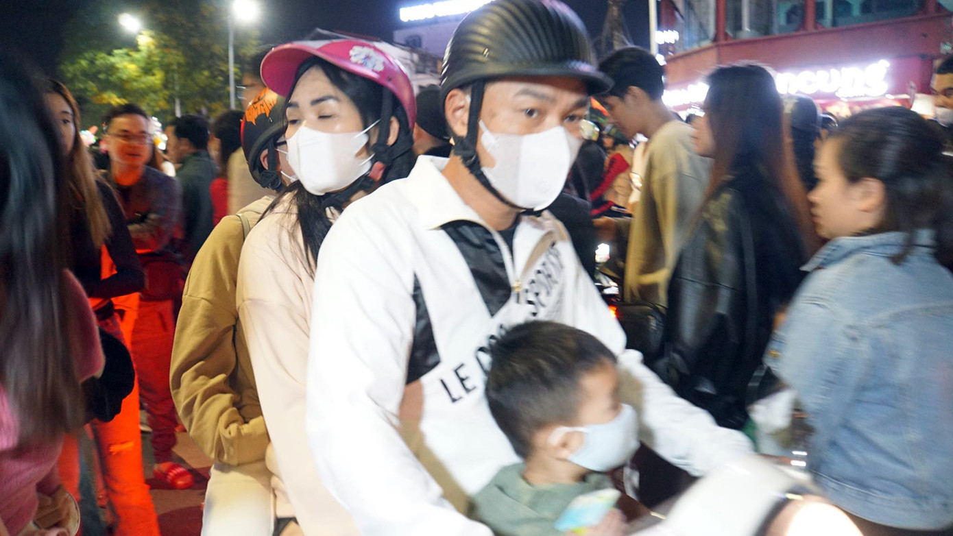 Nhiều người phải quay đầu xe hoặc tìm chỗ gửi ở dọc dải vườn hoa trung tâm, song giao thông tê liệt, kẹt cứng.