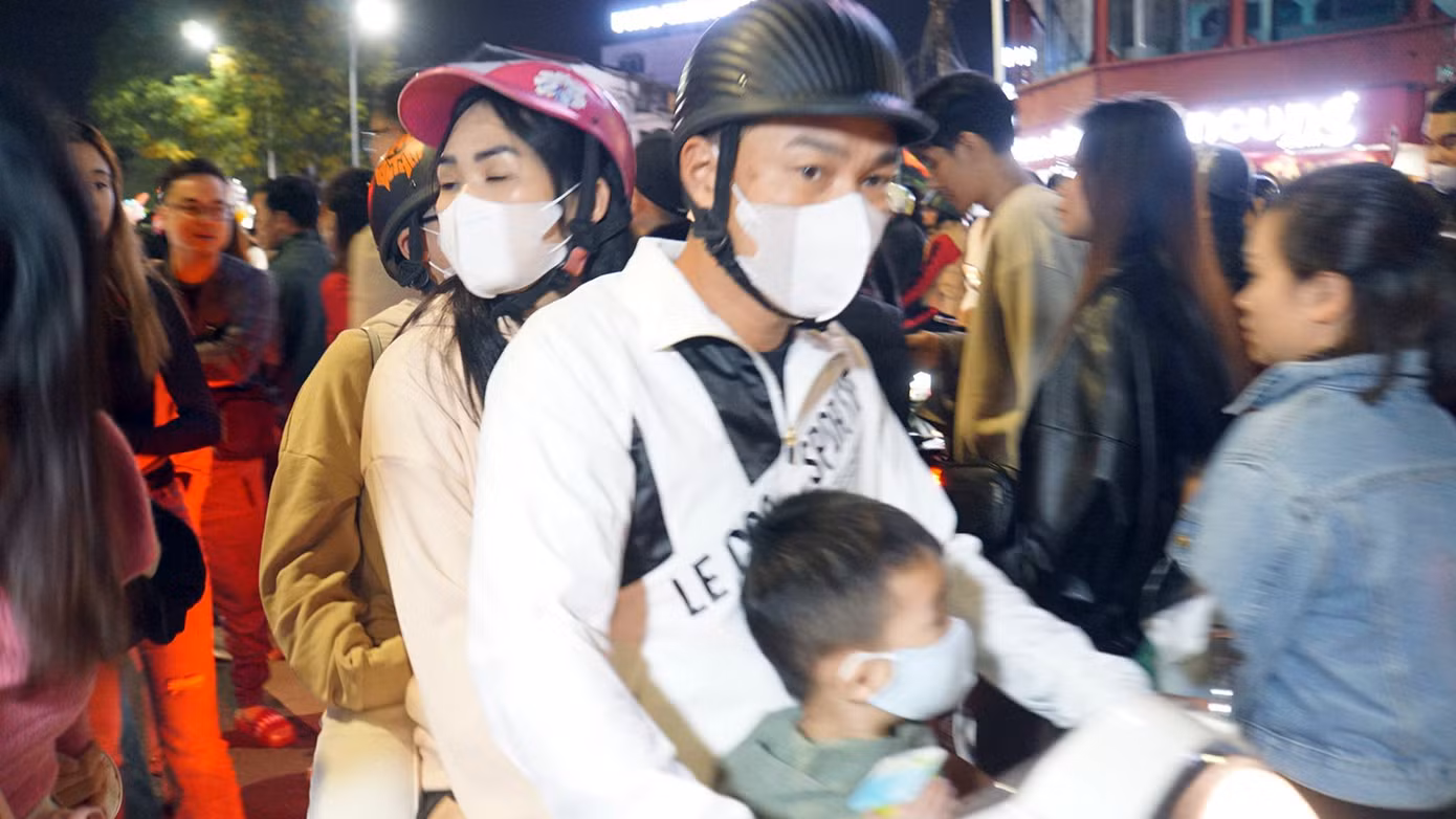 Nhiều người phải quay đầu xe hoặc tìm chỗ gửi ở dọc dải vườn hoa trung tâm, song giao thông tê liệt, kẹt cứng. Nhiều người phải quay đầu xe hoặc tìm chỗ gửi ở dọc dải vườn hoa trung tâm, song giao thông tê liệt, kẹt cứng.