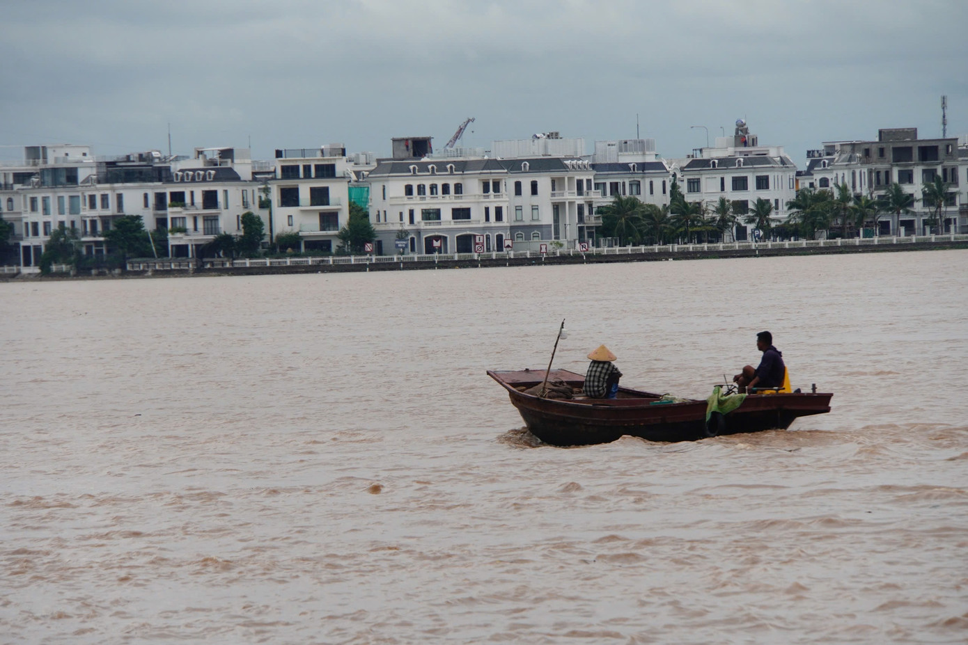 Từ chiều tối 12/9, cơ quan chức năng cấm tàu thuyền đi qua khoang thông thuyền hàng loạt cầu ở Hải Dương, Hải Phòng và Quảng Ninh.