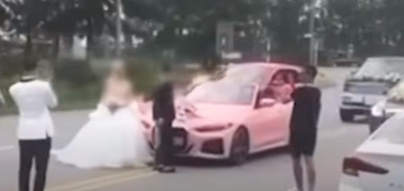 Các đối tượng dàn hàng ngang 4 xe sang để chụp ảnh, quay video câu like trên mạng xã hội. Các đối tượng dàn hàng ngang 4 xe sang để chụp ảnh, quay video câu like trên mạng xã hội.