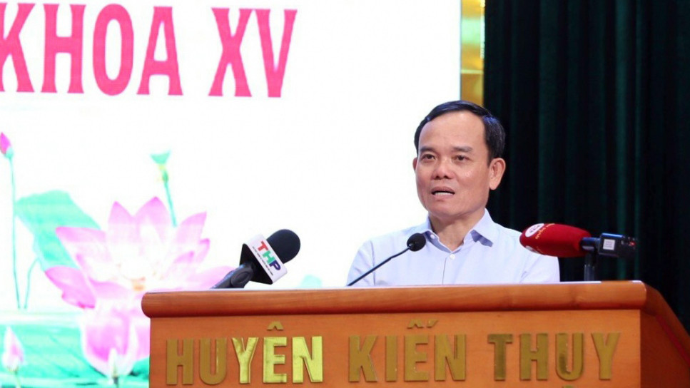 Phó Thủ tướng Trần Lưu Quang tiếp xúc cử tri huyện Kiến Thụy, TP Hải Phòng. Ảnh: N.Thanh.