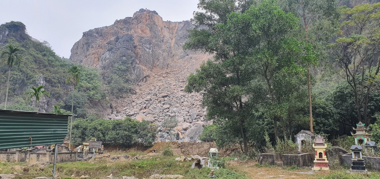 Đá sạt lở lăn xuống khu nghĩa trang xã An Sơn (huyện Thủy Nguyên, TP. Hải Phòng). Đá sạt lở lăn xuống khu nghĩa trang xã An Sơn (huyện Thủy Nguyên, TP. Hải Phòng).