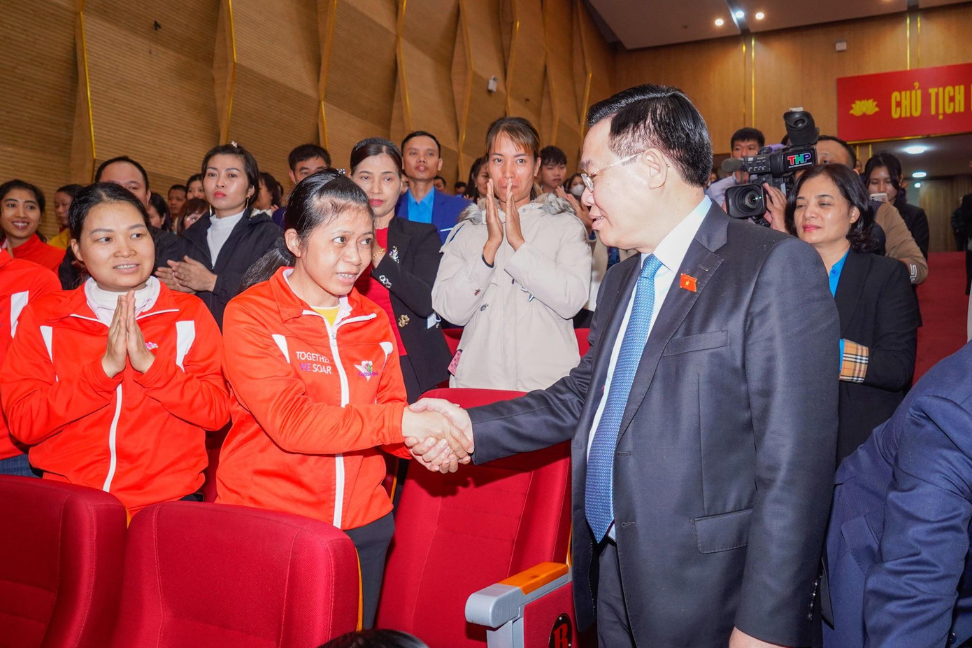 Chủ tịch Quốc hội tiếp xúc, gặp gỡ, trao đổi nhiều chính sách liên quan trực tiếp tới công nhân, người lao động. Chủ tịch Quốc hội tiếp xúc, gặp gỡ, trao đổi nhiều chính sách liên quan trực tiếp tới công nhân, người lao động.