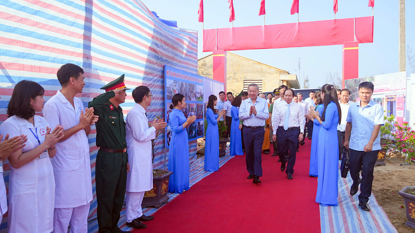 Đoàn công tác tới thăm, dự lễ động thổ Dự án xây dựng nhà công vụ, nhà ăn, nhà kiểm soát nhiễm khuẩn thuộc Trung tâm Y tế Quân - Dân - Y huyện Bạch Long Vĩ.