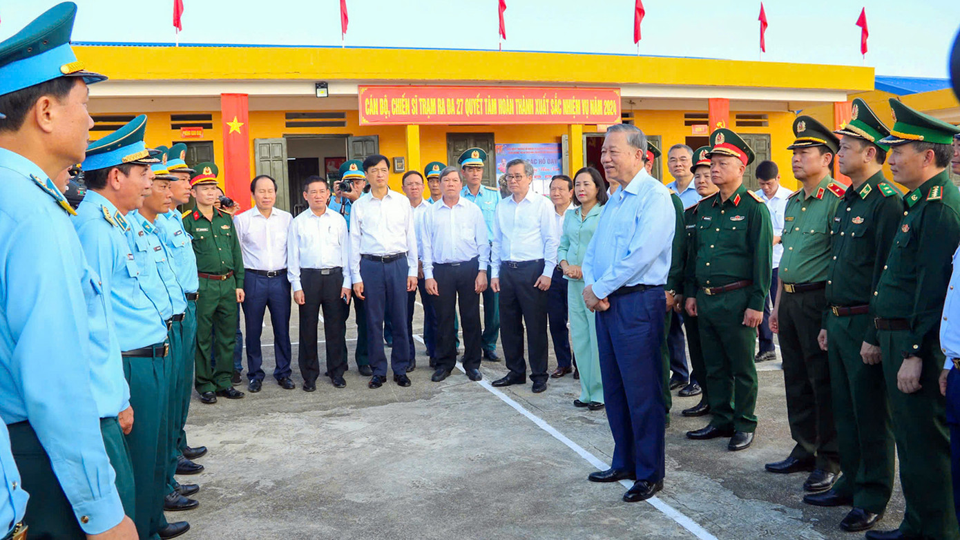 Tổng Bí thư Tô Lâm cùng đoàn công tác tới thăm cán bộ, chiến sĩ Trạm Rada 27.