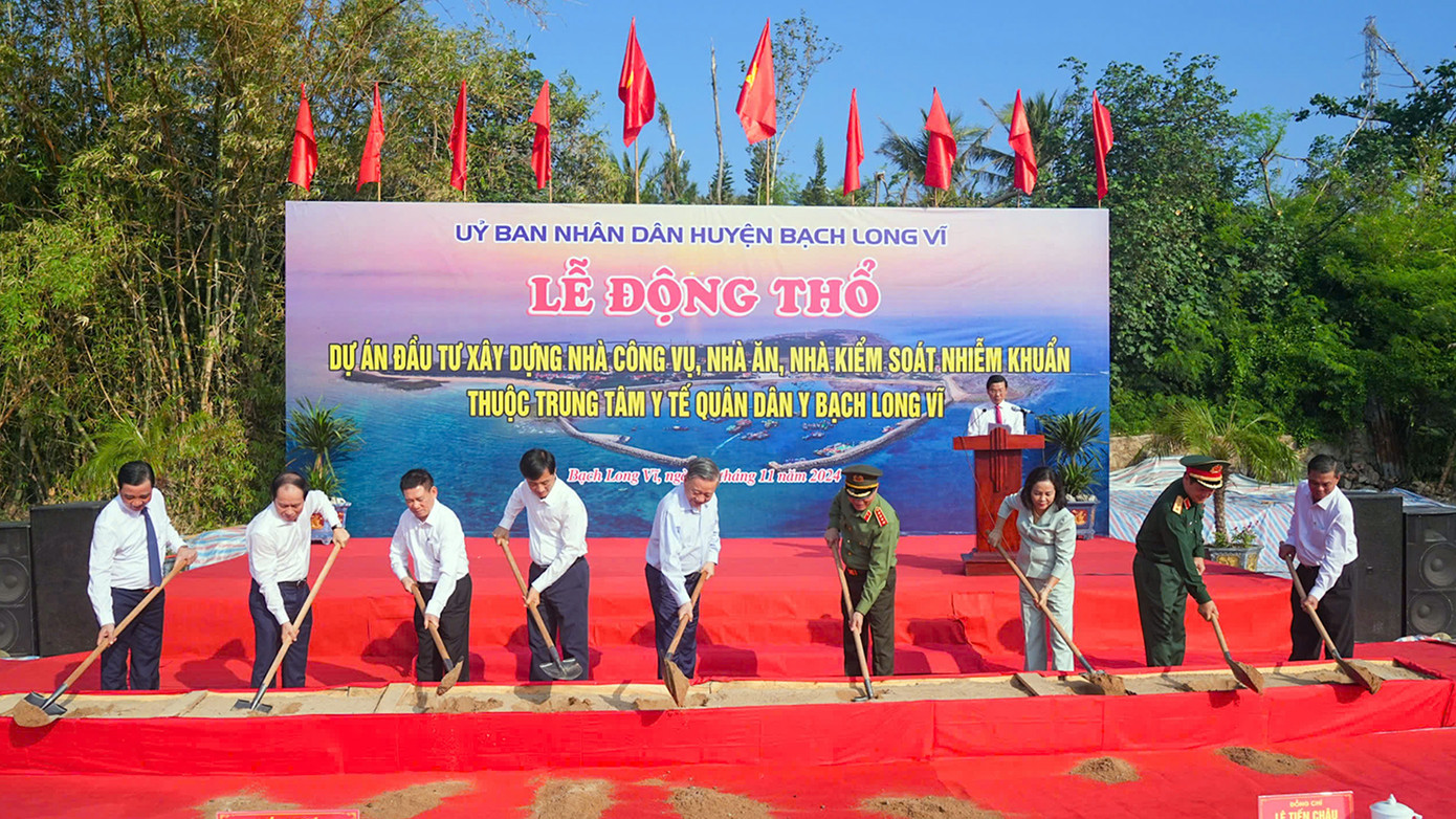 Tổng Bí thư Tô Lâm và các đại biểu thực hiện nghi thức động thổ Dự án xây dựng nhà công vụ, nhà ăn, nhà kiểm soát nhiễm khuẩn thuộc Trung tâm Y tế Quân - Dân - Y huyện Bạch Long Vĩ.