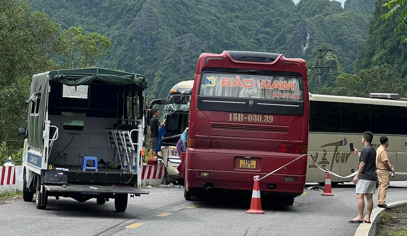 Cảnh sát phân luồng, khám nghiệm hiện trường vụ tai nạn. Ảnh: CTV