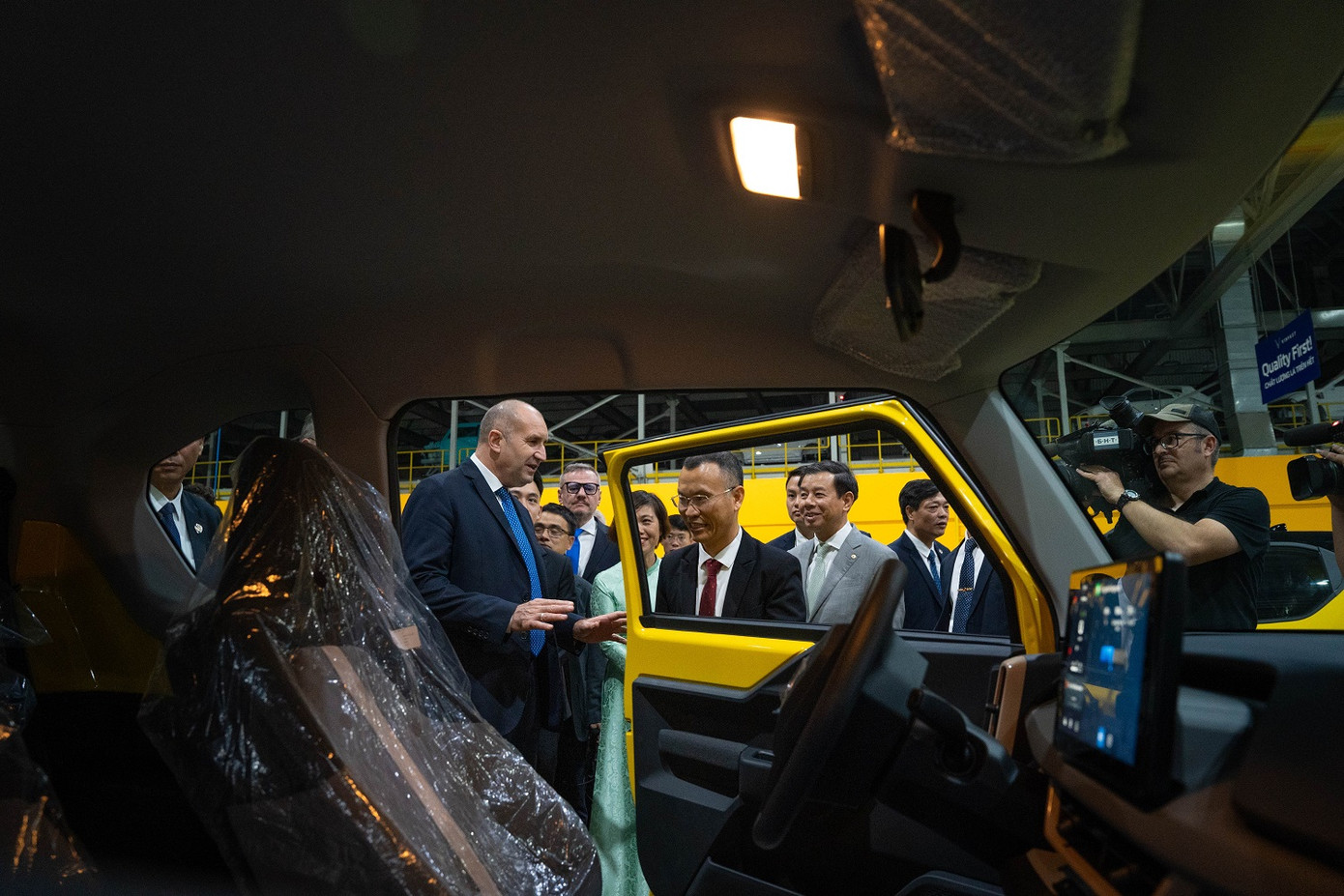 Tổng thống Bulgaria Rumen Radev dành nhiều thời gian tham quan các xưởng sản xuất, tìm hiểu kỹ quy trình sản xuất và lái thử ô tô điện VinFast. Tổng thống Bulgaria Rumen Radev dành nhiều thời gian tham quan các xưởng sản xuất, tìm hiểu kỹ quy trình sản xuất và lái thử ô tô điện VinFast.