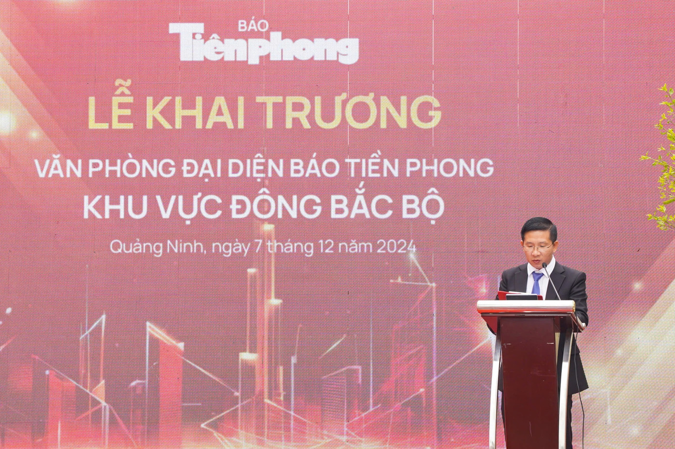 Nhà báo Nguyễn Ngọc Cương - Phụ trách VPĐD báo Tiền Phong khu vực Đông Bắc Bộ tiếp thu những gợi mở, góp ý của các đại biểu.