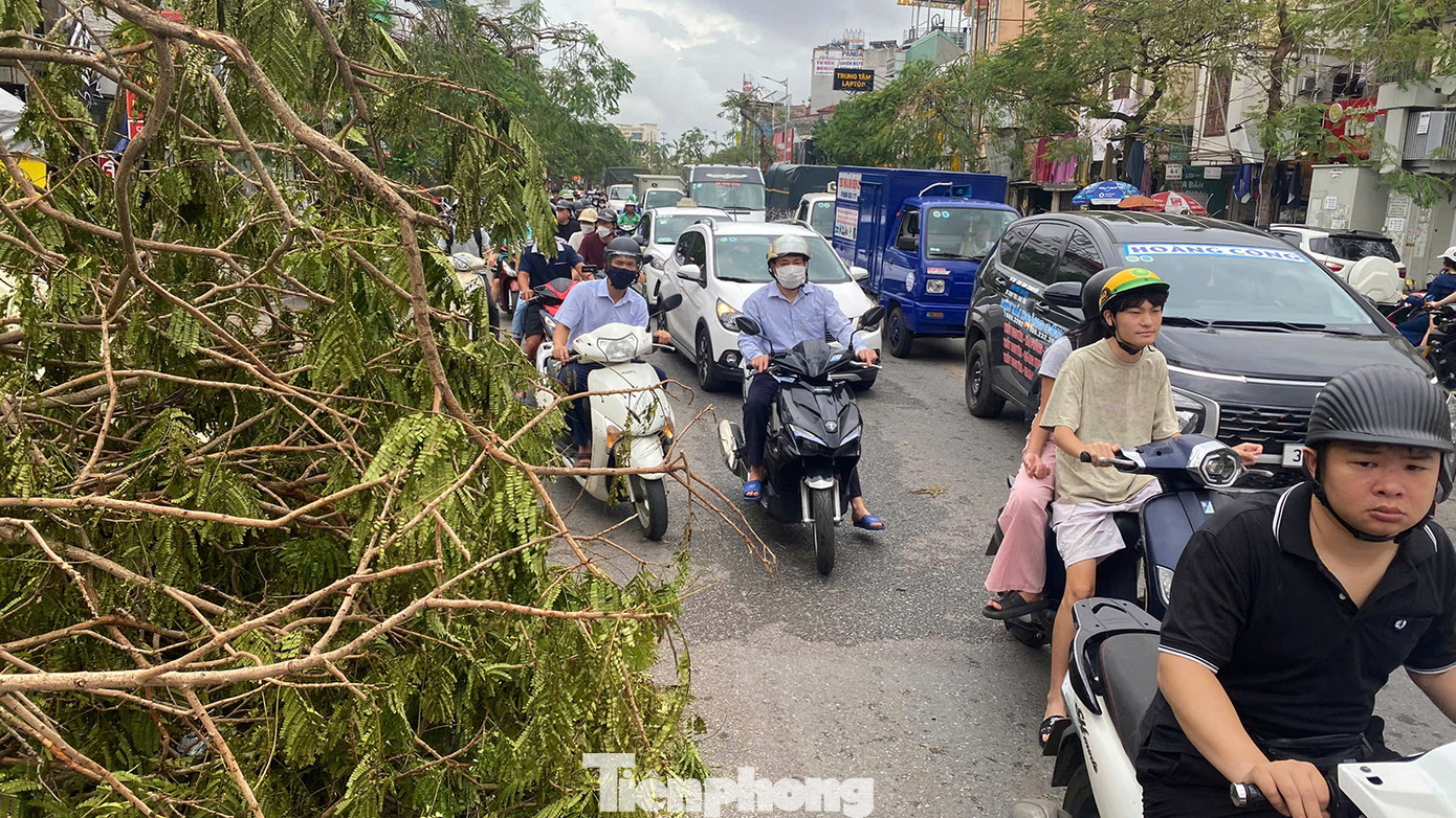 Giờ cao điểm buổi sáng (7-9h), phố Lạch Tray ùn ứ phương tiện, người dân tới công sở, nơi làm việc rất khó khăn.