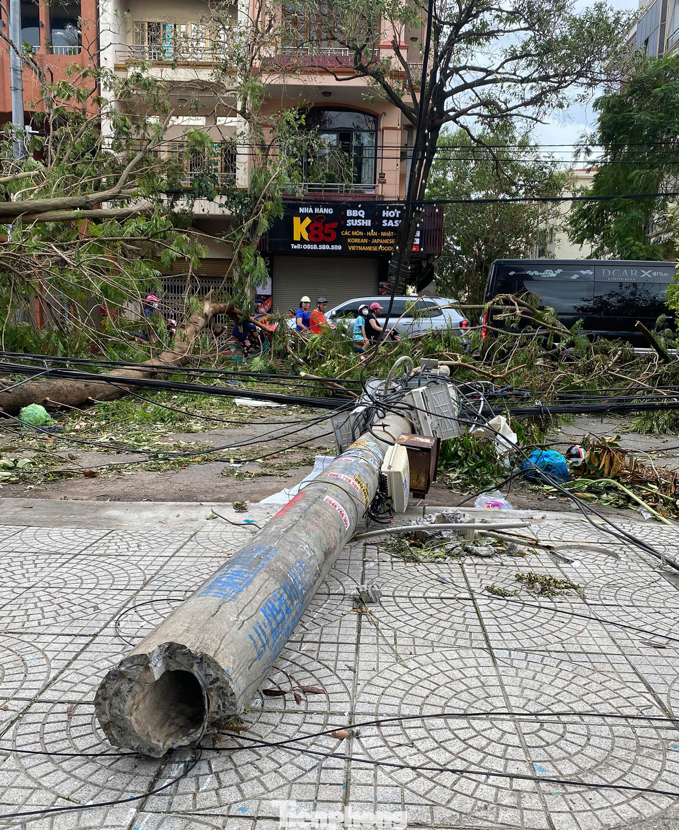Nhiều cột điện bê tông cốt thép ở phố Văn Cao cũng đổ gãy khiến việc cấp điện cho các hộ kinh doanh, nhà dân tại khu vực này vẫn khó khăn.