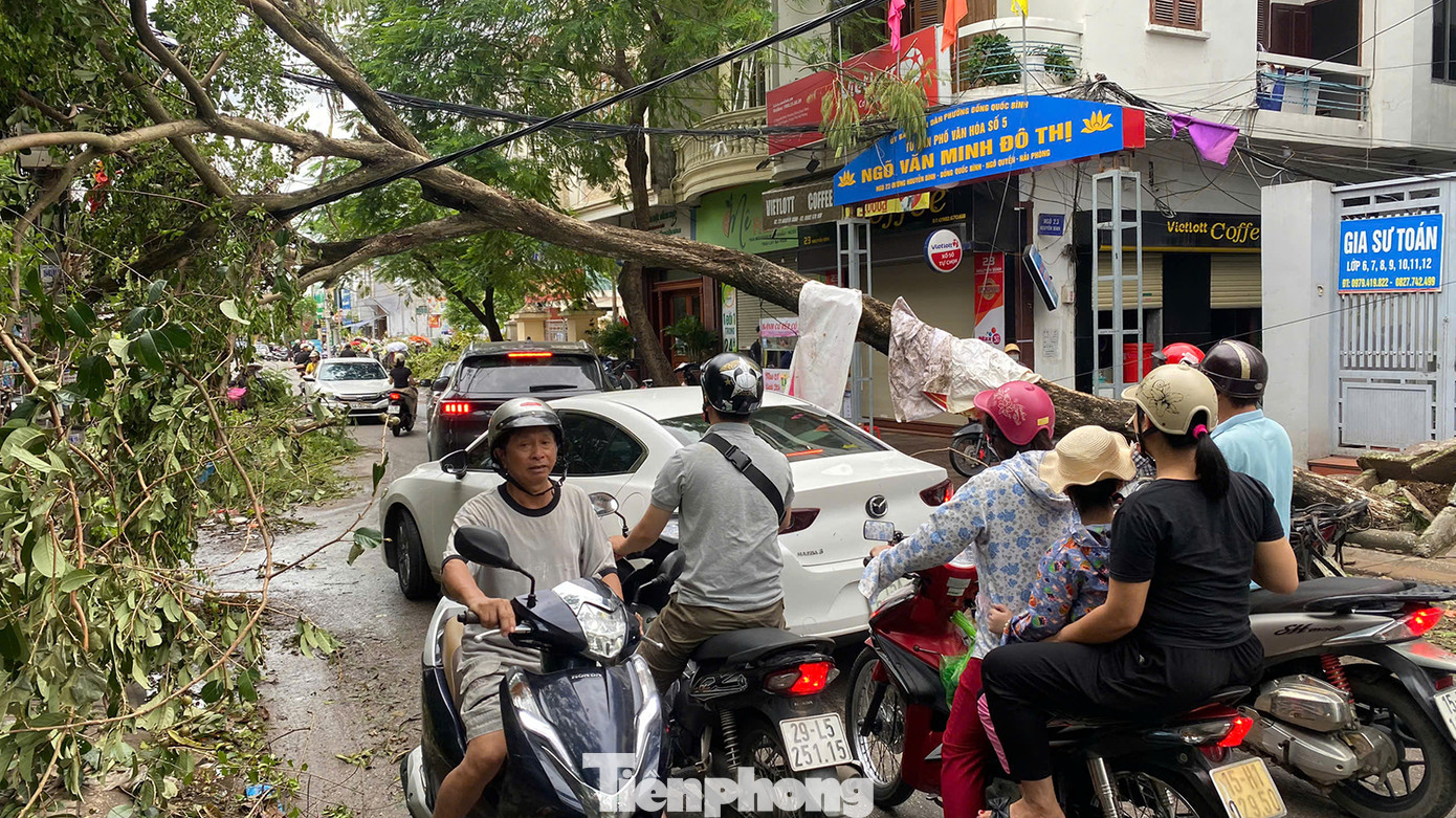 Sáng sớm, lượng lớn phương tiện di chuyển qua phố Nguyễn Bình để thông ra đường Lạch Tray, tới các công sở, nơi làm việc dẫn đến cảnh ùn tắc, các phương tiện di chuyển rất chậm.