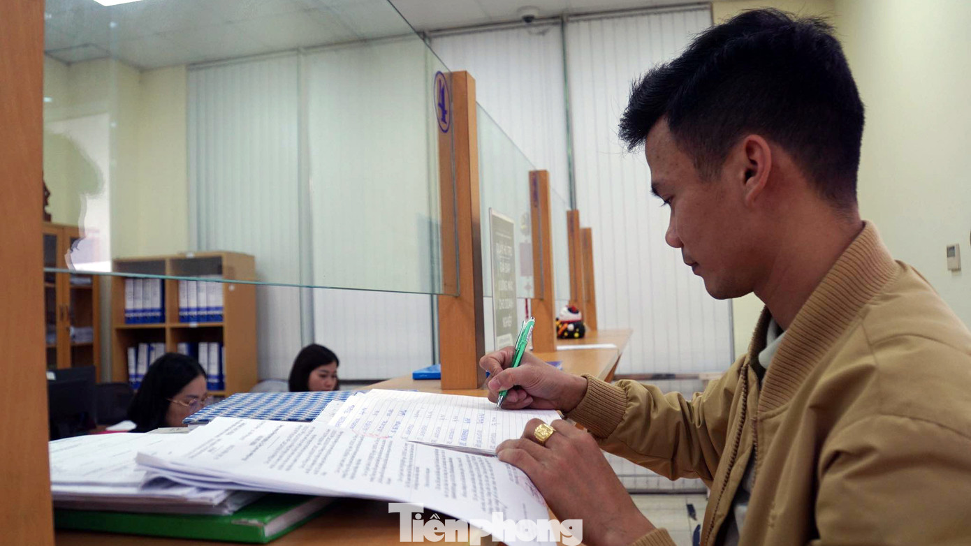 Anh Đặng Ngọc Ba đang hoàn tất thủ tục thông quan hàng hóa xuất nhập khẩu tại Cảng cửa khẩu Đình Vũ.