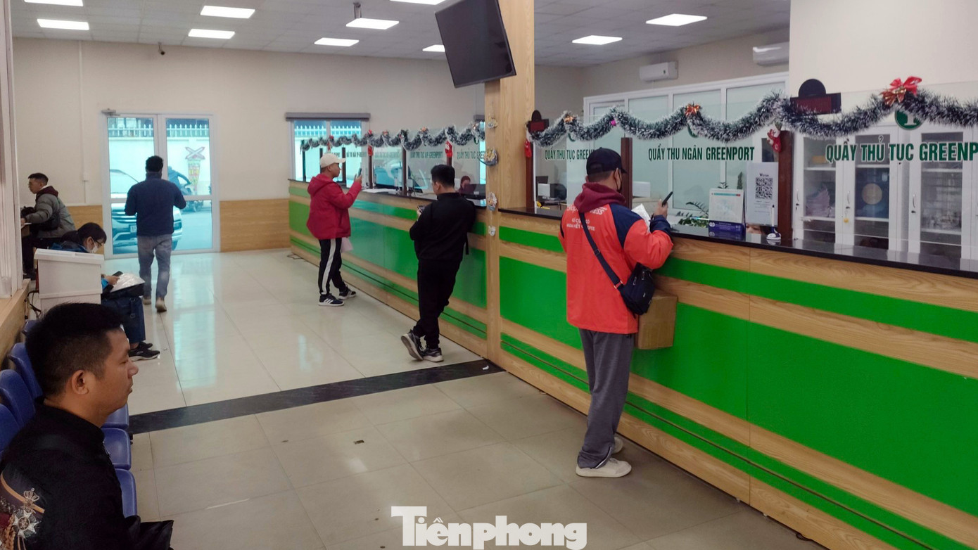 Một nhân viên “chạy lệnh” hoàn thiện hồ sơ thông quan.