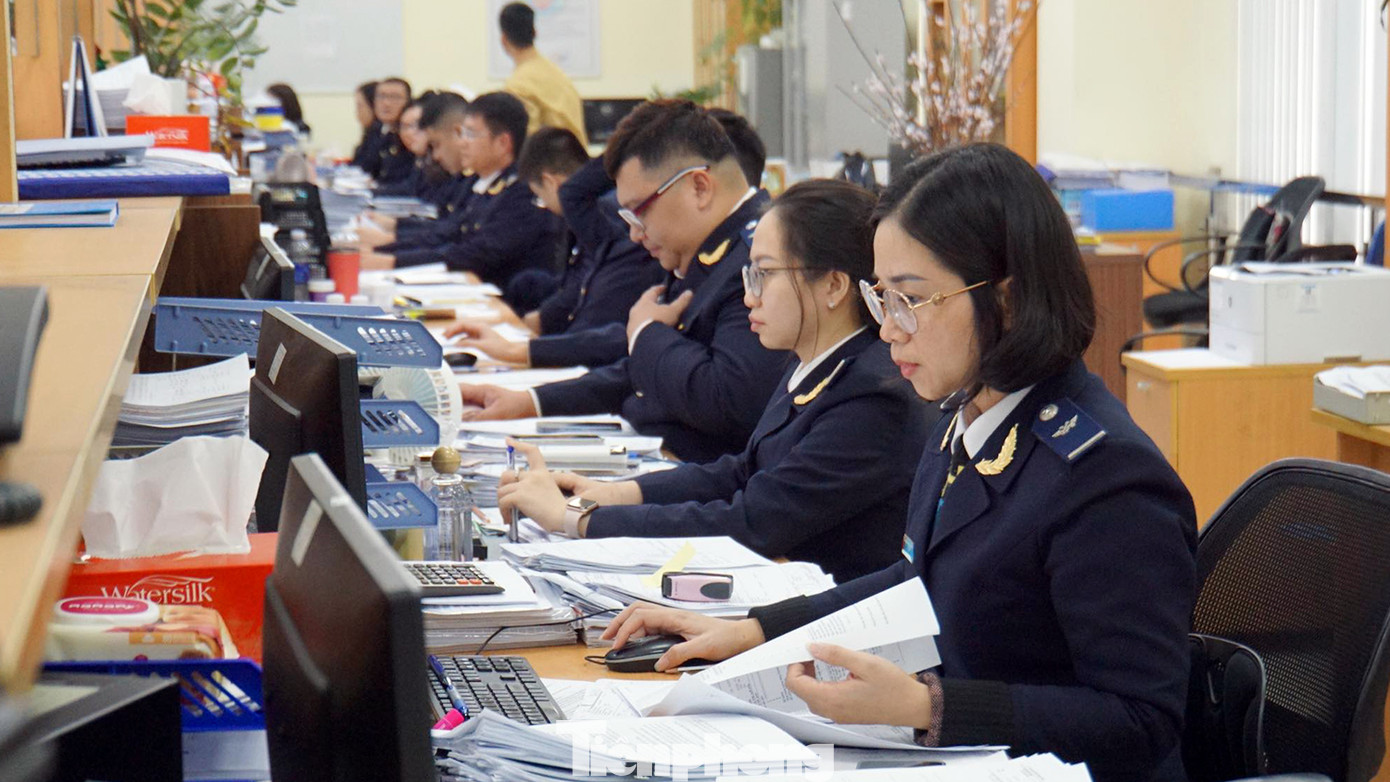 Cán bộ Chi cục Hải quan Đình Vũ (Hải Phòng) giải quyết thủ tục thông quan hàng hóa cho doanh nghiệp.