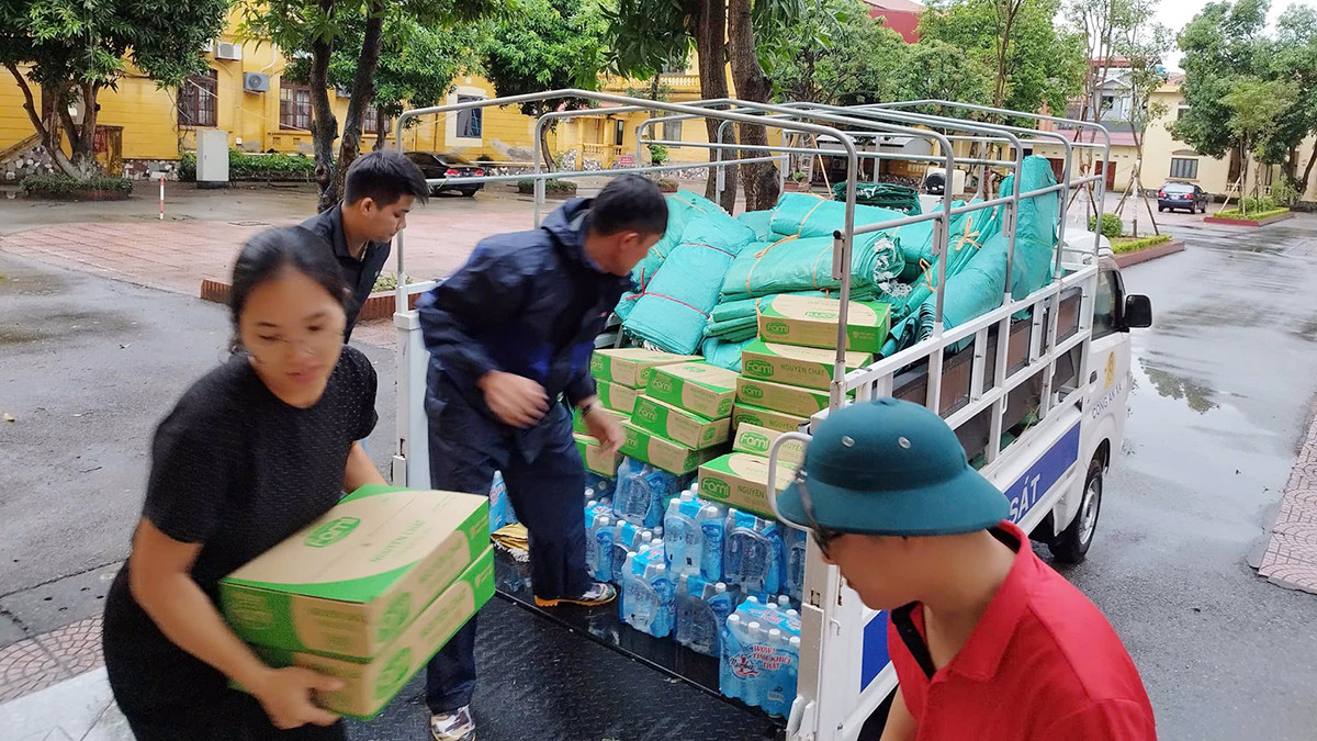 Các cấp bộ Đoàn tỉnh Hải Dương cũng huy động gần 20.000 suất cơm, nước miễn phí hỗ trợ người dân tại vùng ngập lụt, khu vực thiệt hại nặng nề do bão lũ. Phối hợp với lực lượng chức năng di dời hàng nghìn người dân đến nơi tạm trú an toàn. Đặc biệt, Tỉnh Đoàn Hải Dương phối hợp với một doanh nghiệp trao các suất quà, nhu yếu phẩm khác với tổng giá trị 150 triệu đồng cho các đội hình thanh niên tình nguyện của 12 huyện/thị/thành.