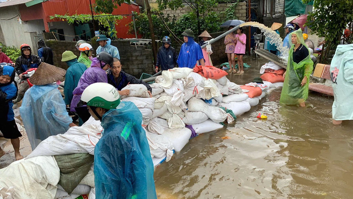 Tại các khu vực đông dân cư sinh sống bị ngập lụt trên địa bàn huyện Cẩm Giàng, lực lượng chức năng và các đoàn viên thanh niên tình nguyện hỗ trợ đắp bờ chắn nước, hạn chế ngập lụt.