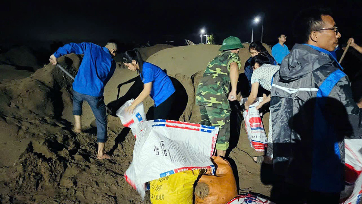 Tại các đê sông Kinh Thầy, sông Thái Bình mực nước liên tục dâng cao, 12 huyện/thị/thành đã huy động gần 3.000 đoàn viên thanh niên phối hợp với chính quyền địa phương và lực lượng chức năng trực 24/24, gia cố đắp đê xung yếu, bảo vệ an toàn cho người dân vùng nguy cơ ngập sâu.