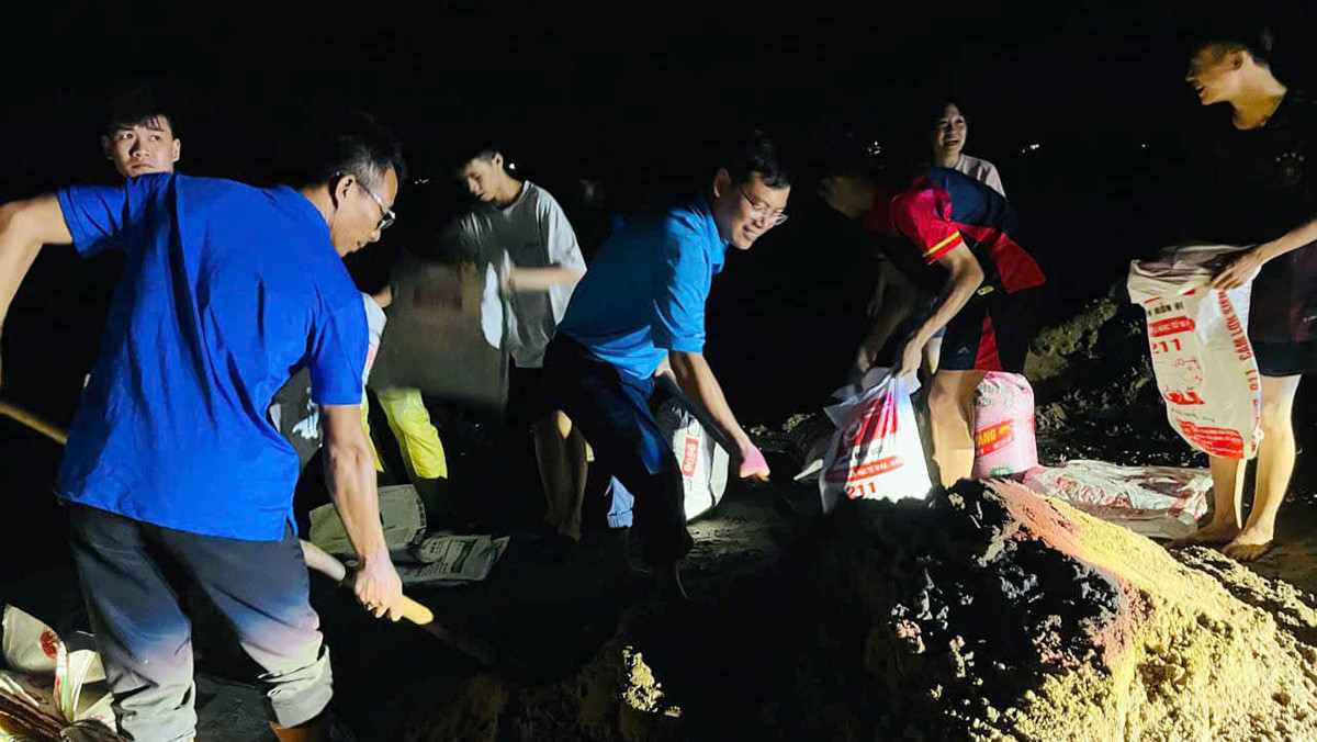 Đoàn viên thanh niên tình nguyện tỉnh Hải Dương phối hợp với lực lượng chức năng xuyên đêm đắp đê, gia cố khu vực xung yếu.