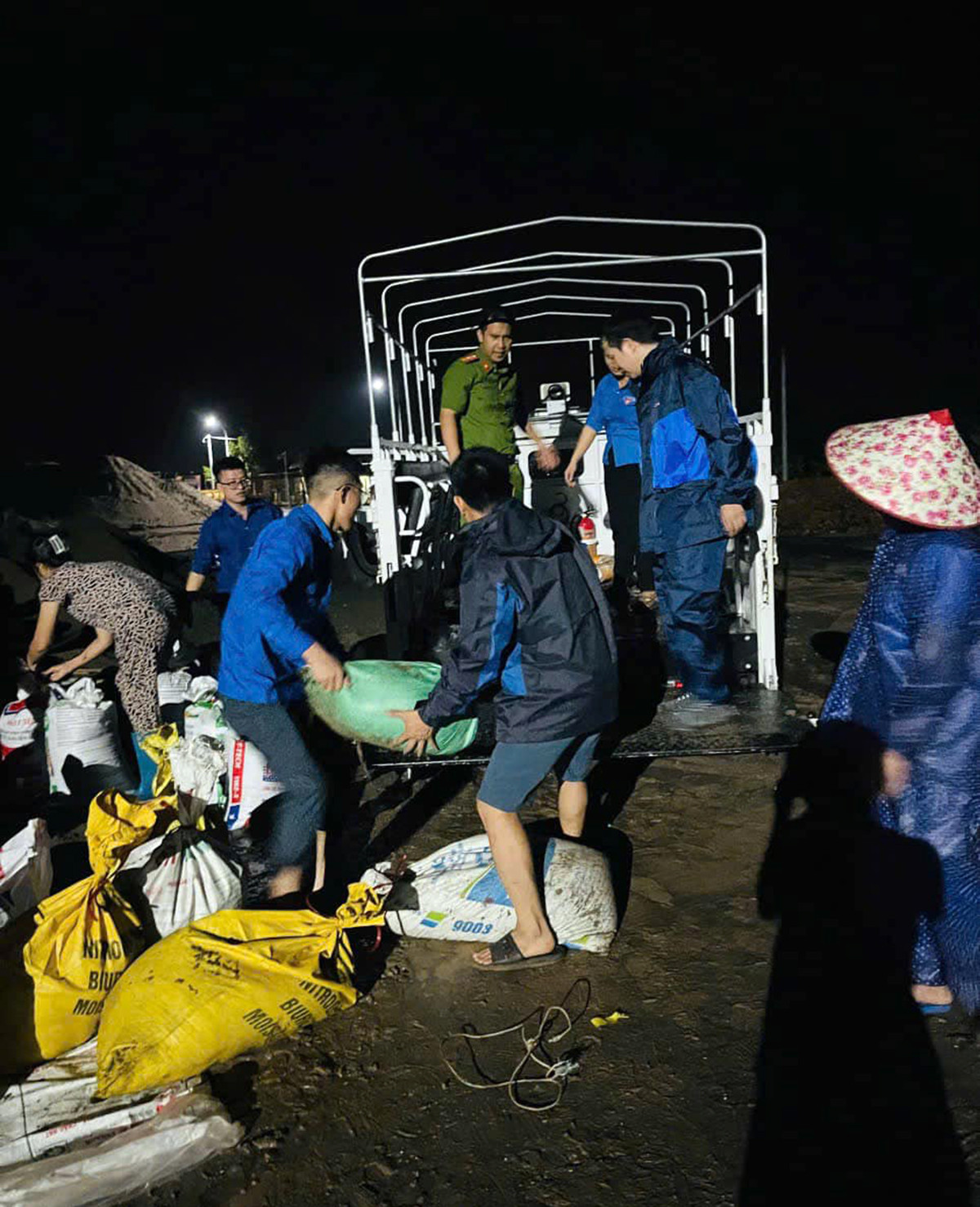 Những bao đất cát được lực lượng chức năng vận chuyển tới khu vực đê xung yếu, đắp bờ, kè, cống, khu vực xung yếu, ngập lụt.